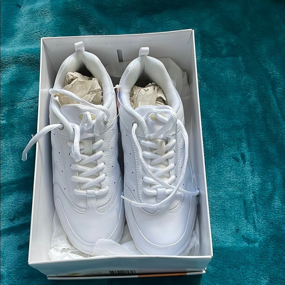 Easy Spirit White Athletic Shoes Sleek Design